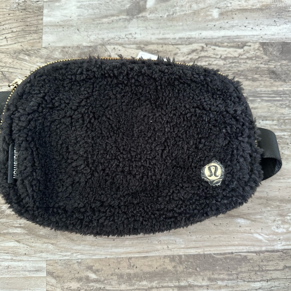 Lululemon everywhere fleece belt bag